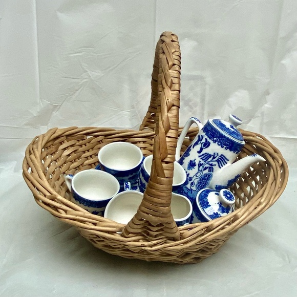 Vintage, Blue Willow, Rare, 13pc Child’s Tea Set with Basket - Picture 1 of 13